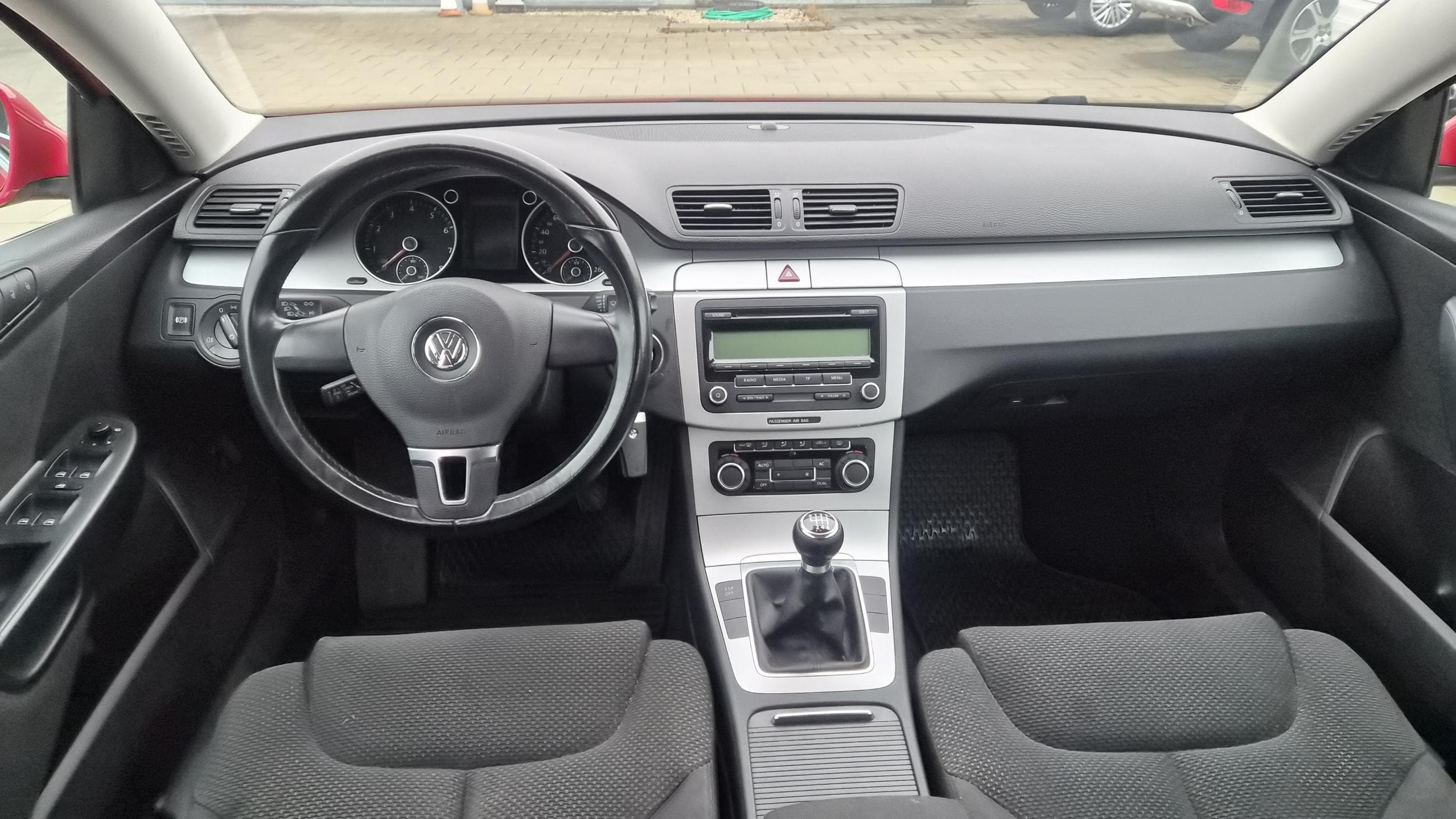 2010 Volkswagen PASSAT - 11