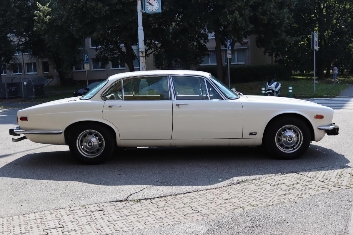 1975 Jaguar XJ - 8