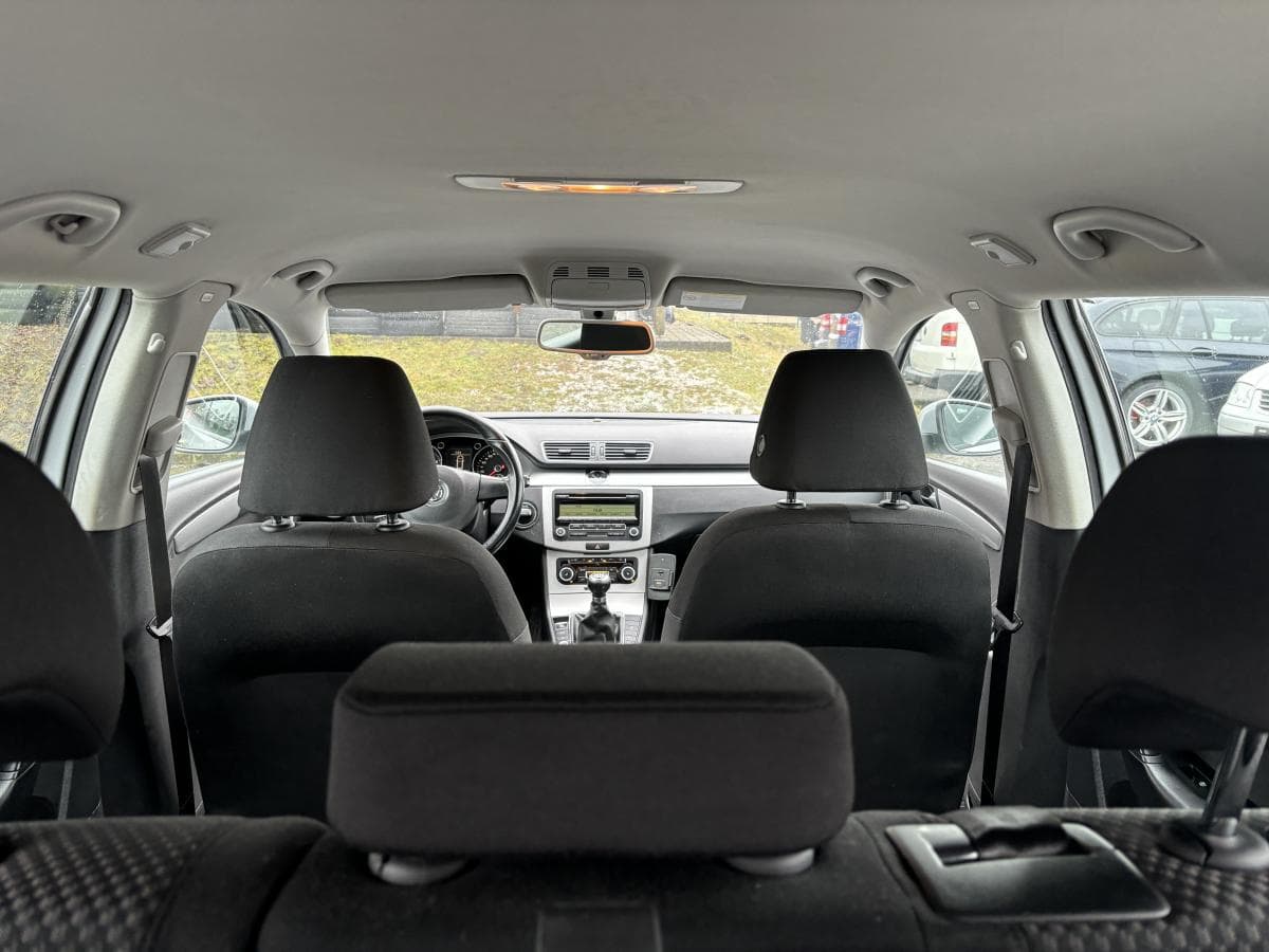 2010 Volkswagen Passat - 9