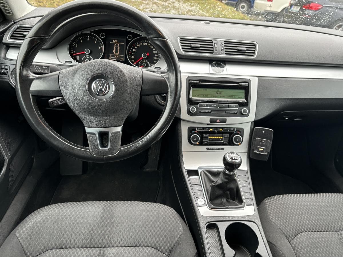 2010 Volkswagen Passat - 11