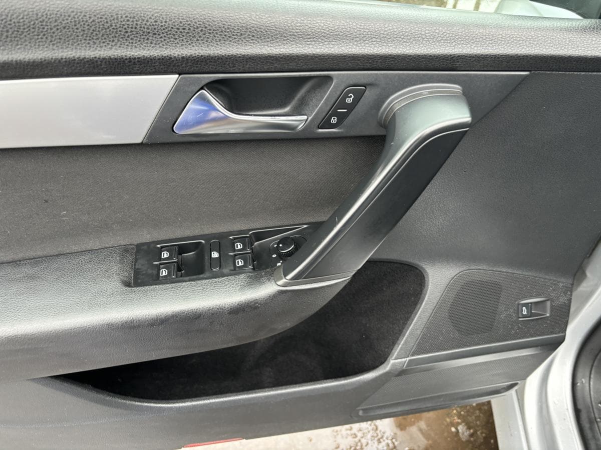 2010 Volkswagen Passat - 12