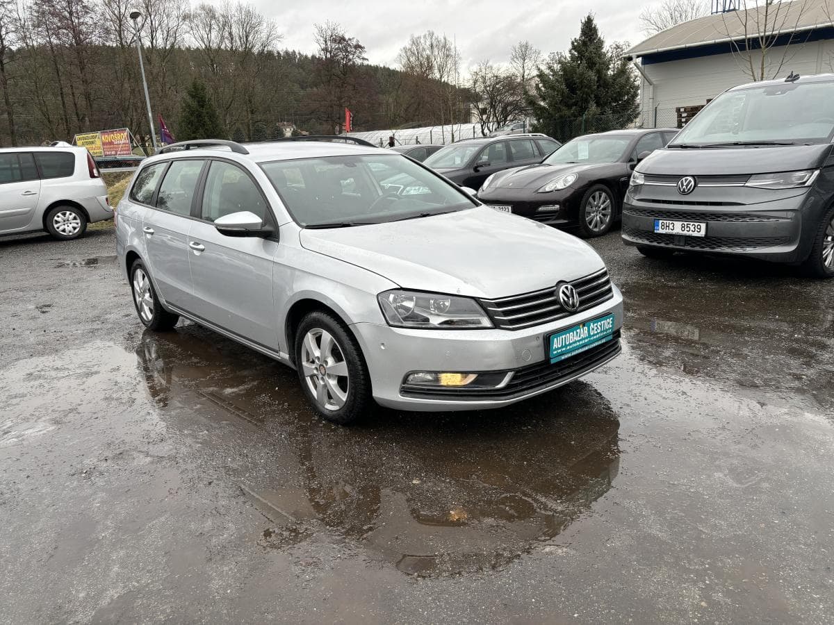 2010 Volkswagen Passat - 3