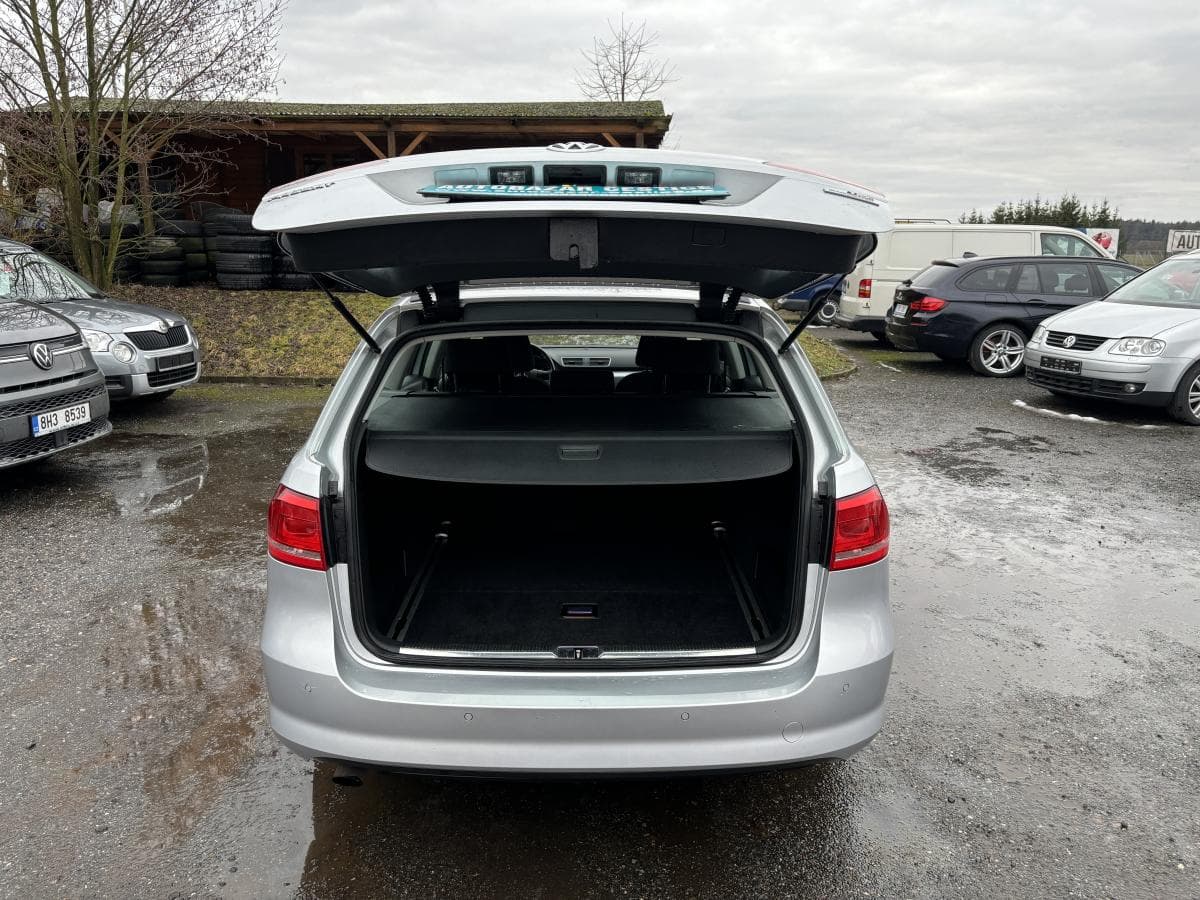 2010 Volkswagen Passat - 8