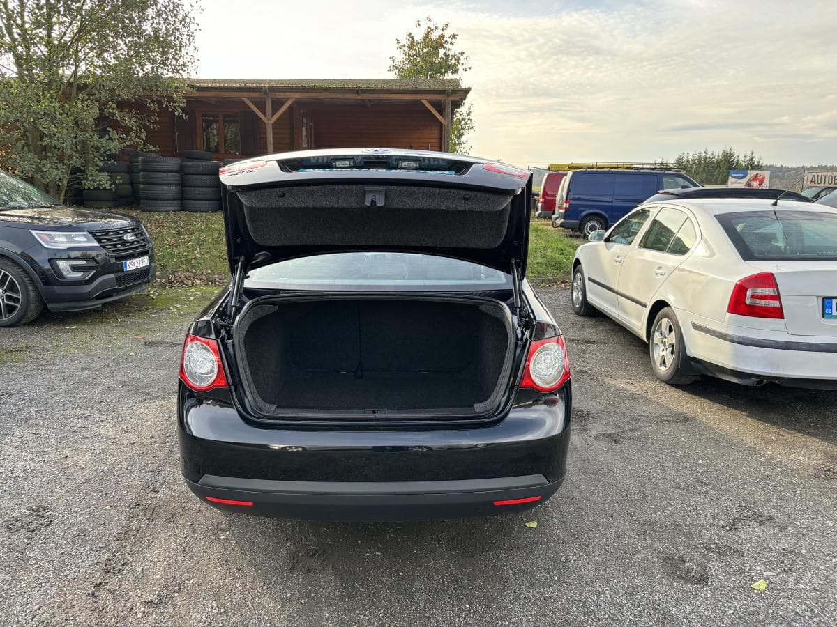 2010 Volkswagen Jetta - 8