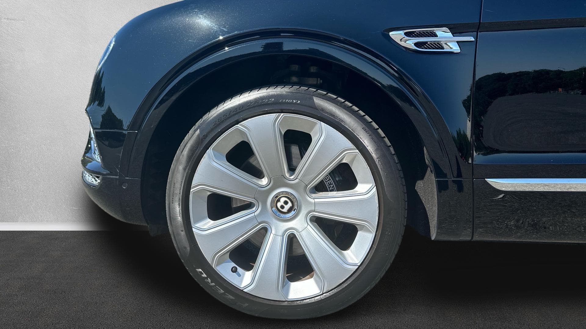 Bentley BENTAYGA - 6