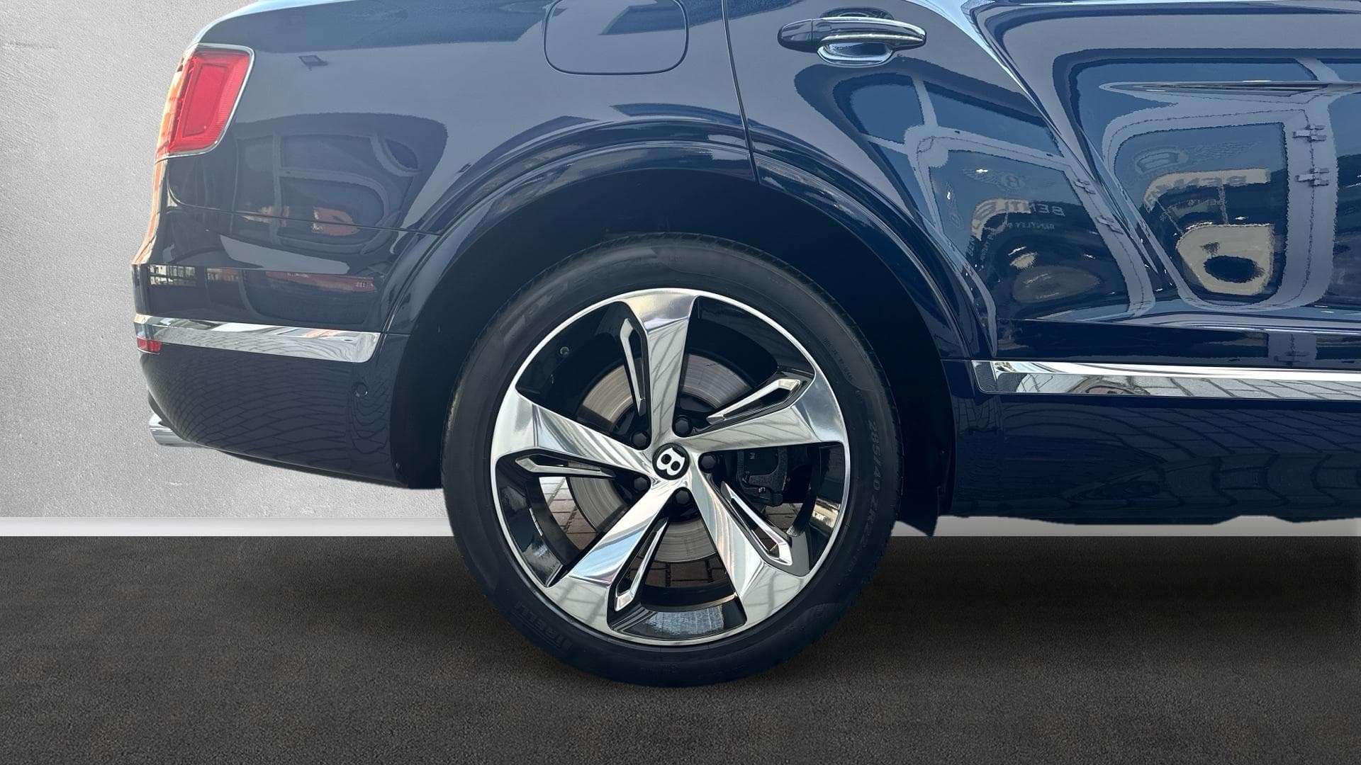 Bentley BENTAYGA - 6