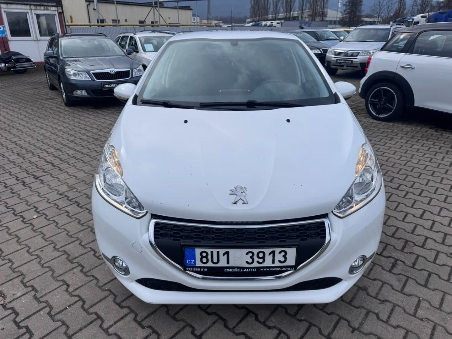 Peugeot 208 - 8