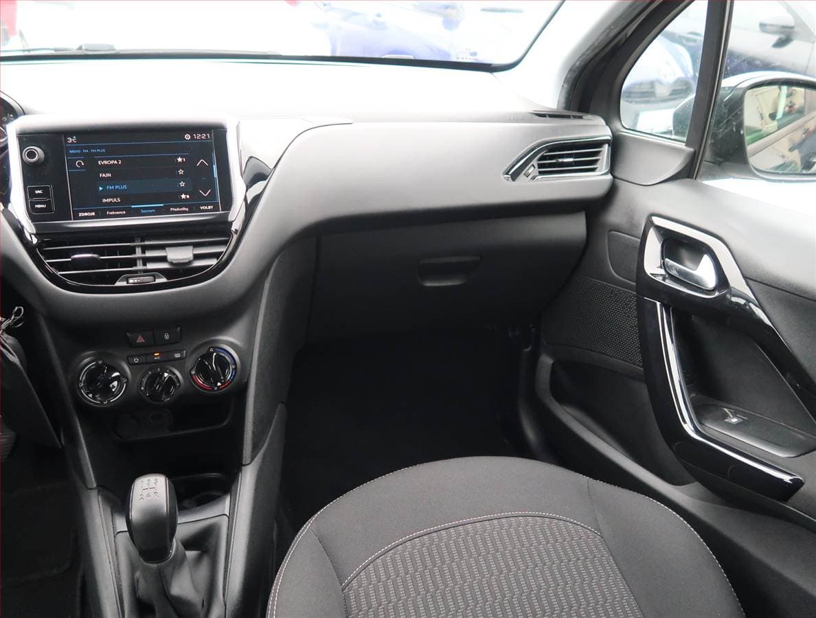 Peugeot 208 - 8