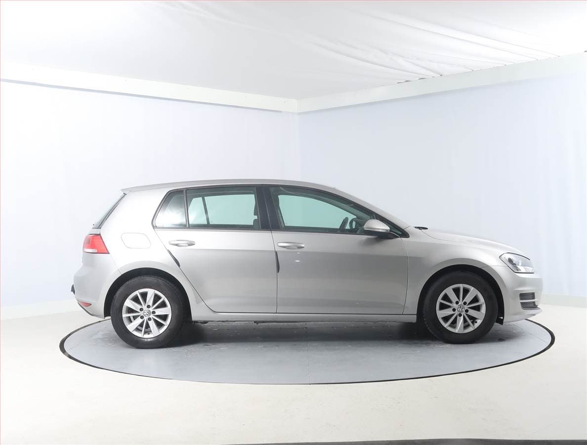 Volkswagen Golf - 6