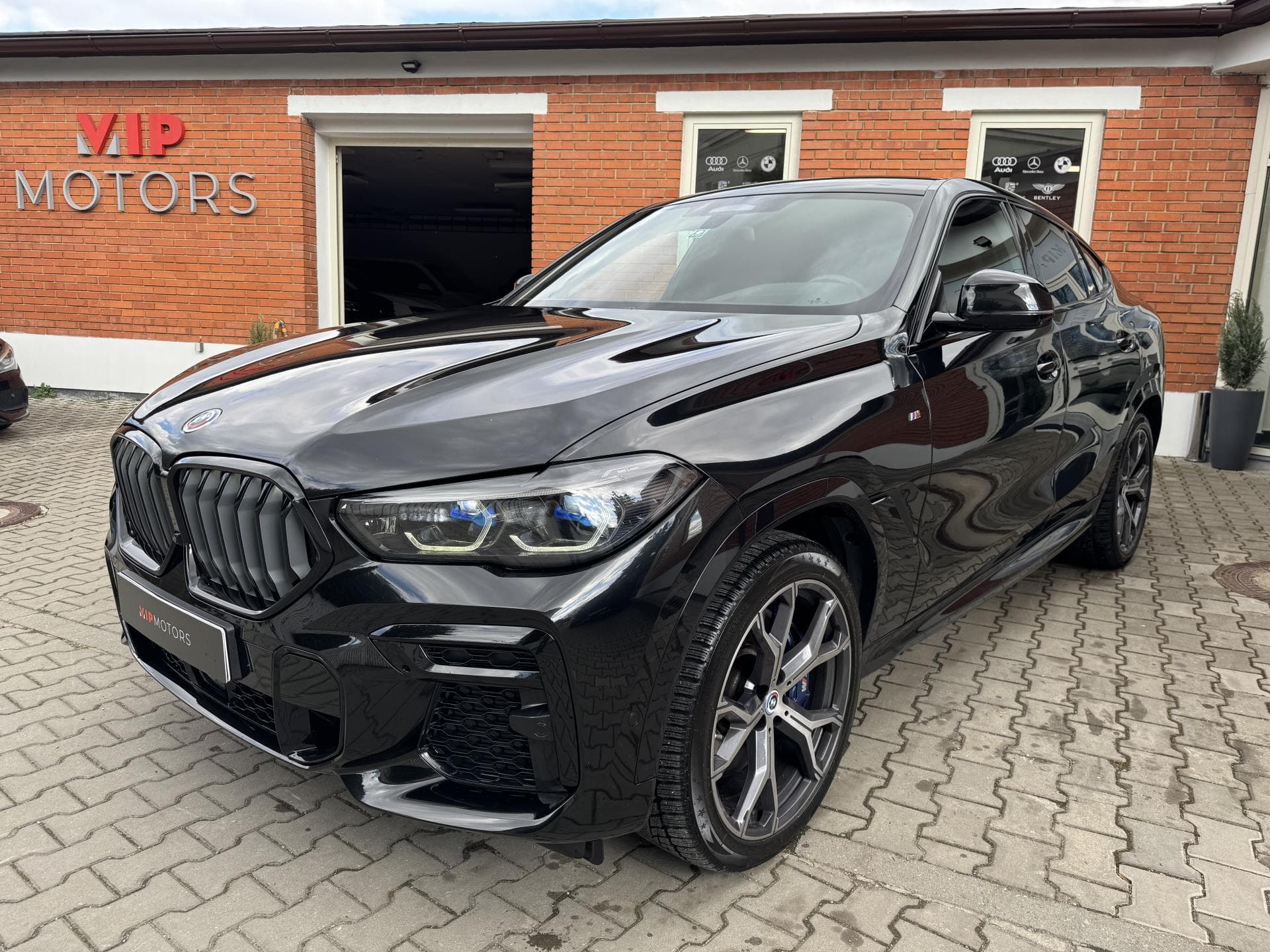 BMW X6 4.0xD-MPAK-R21-ČR-TAŽNÉ