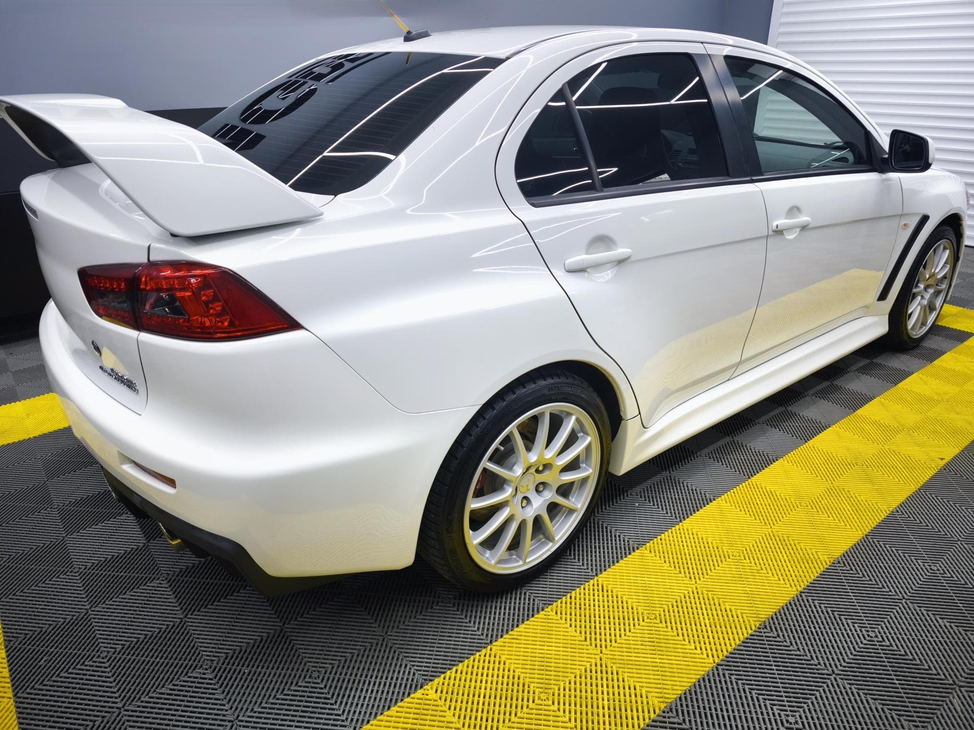 Mitsubishi LANCER - 10