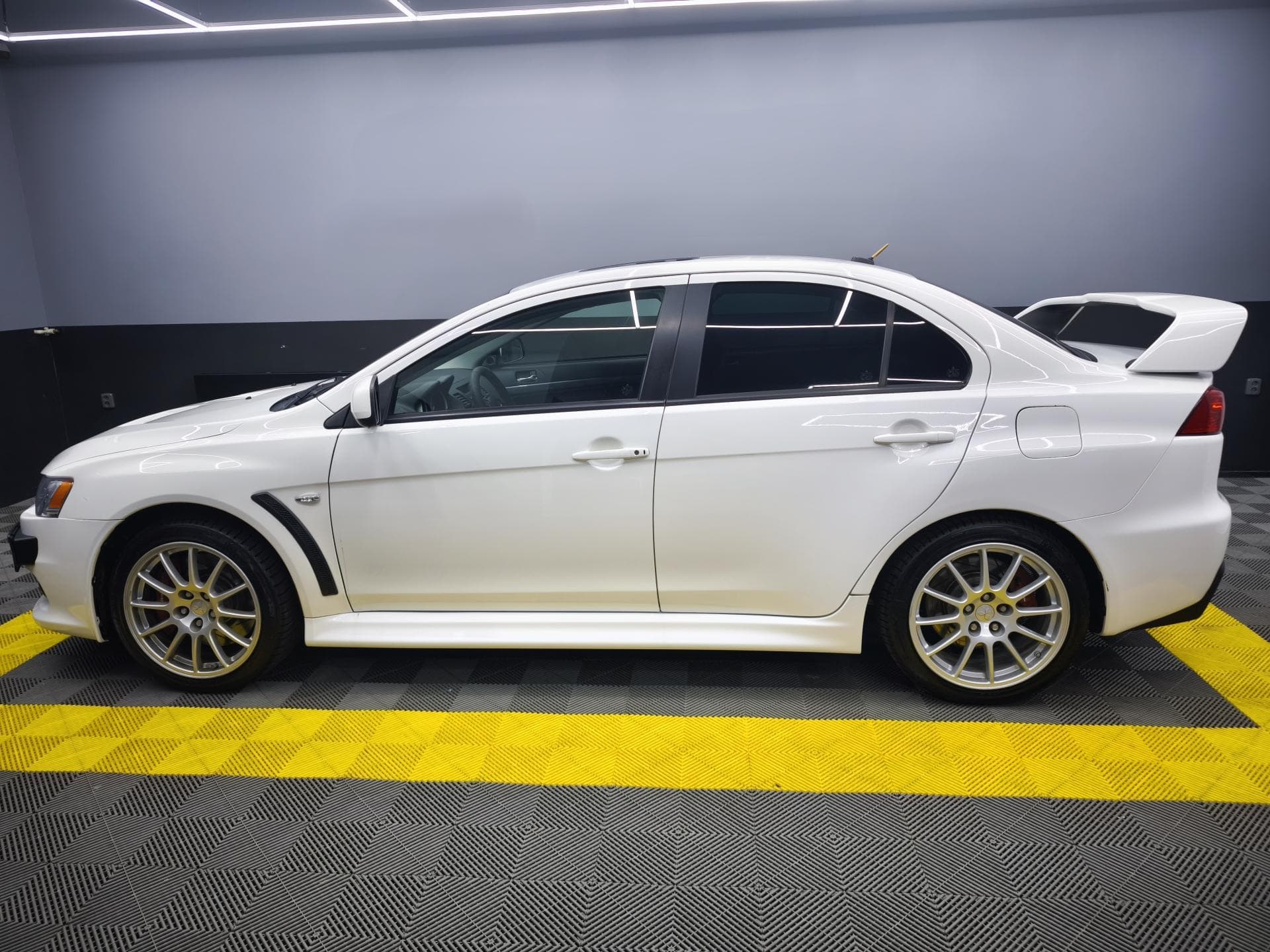 Mitsubishi LANCER - 11