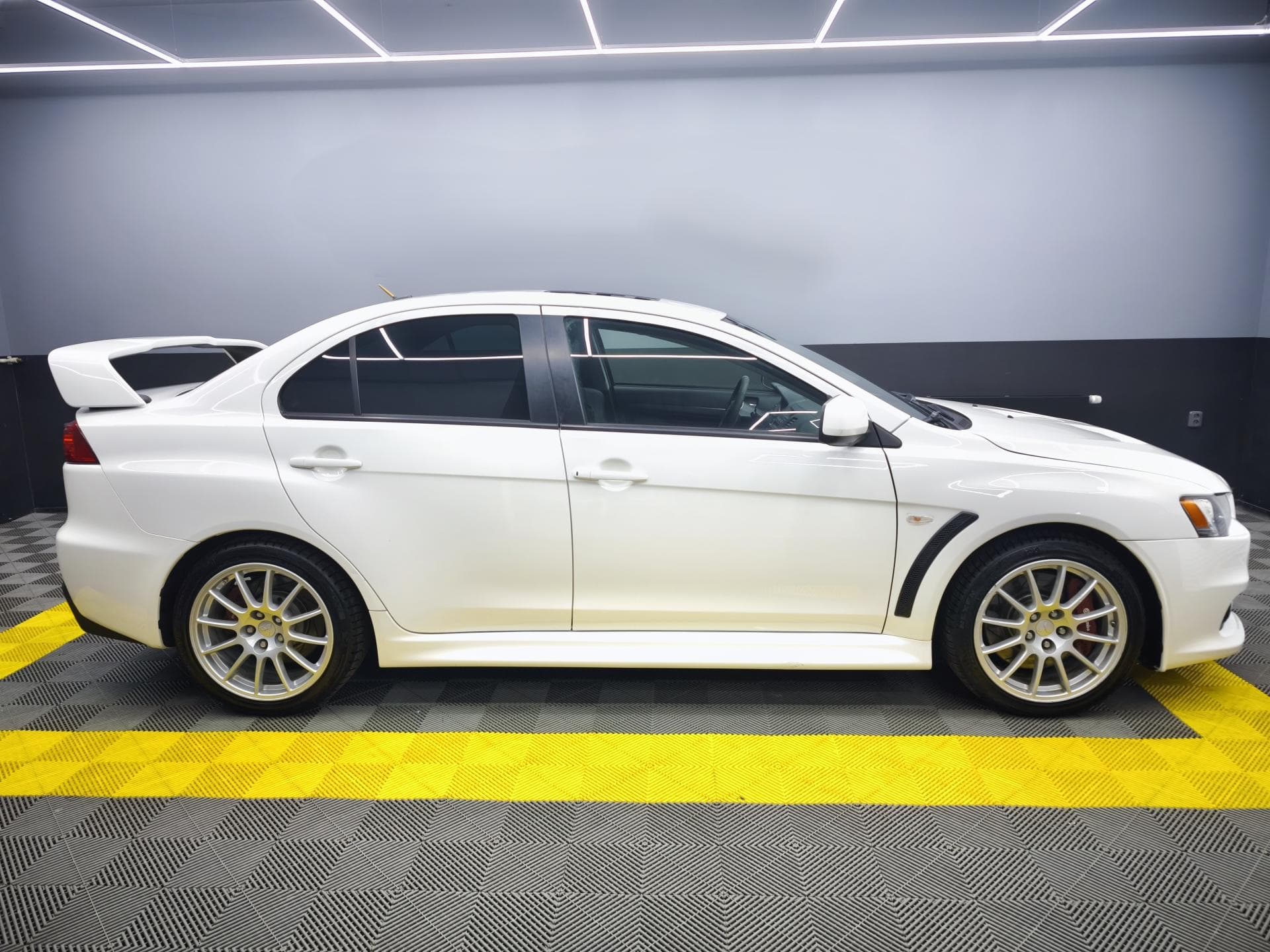 Mitsubishi LANCER - 3