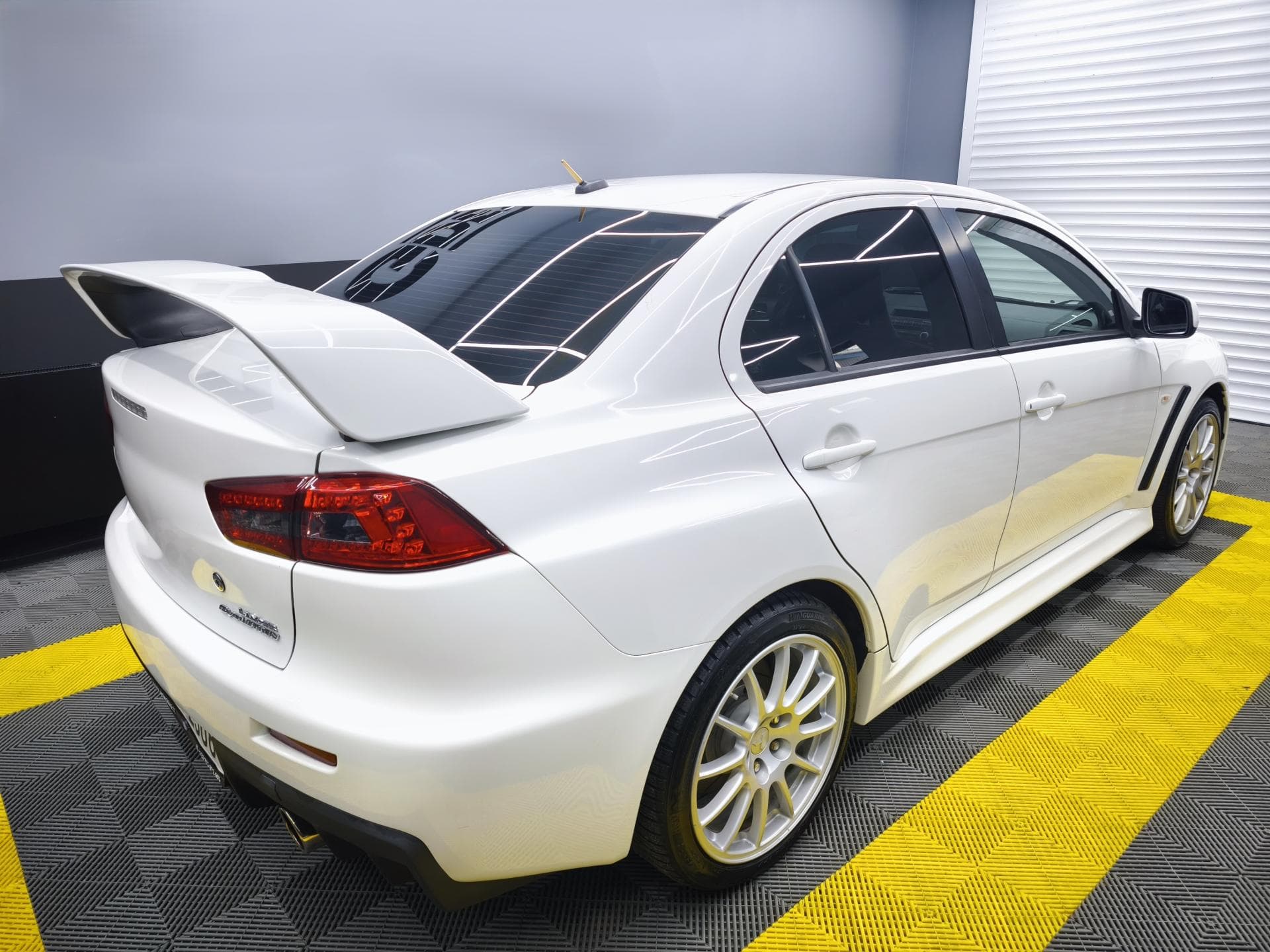 Mitsubishi LANCER - 4