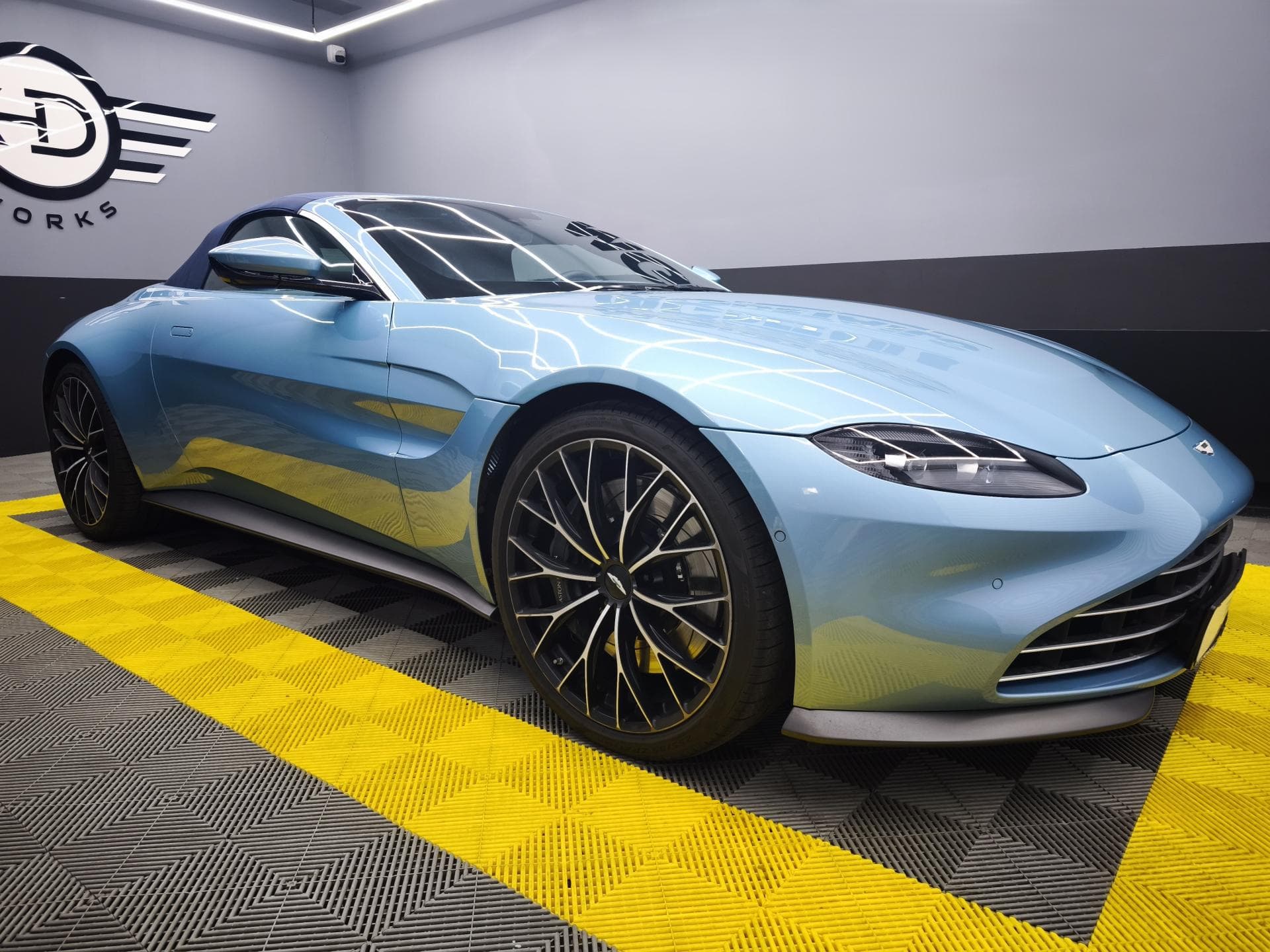 Aston Martin V8 VANTAGE - 2