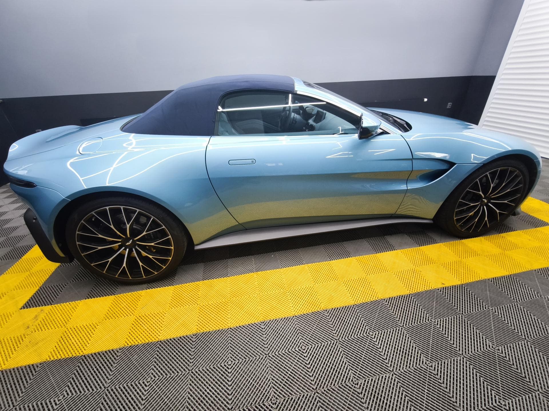 Aston Martin V8 VANTAGE - 10