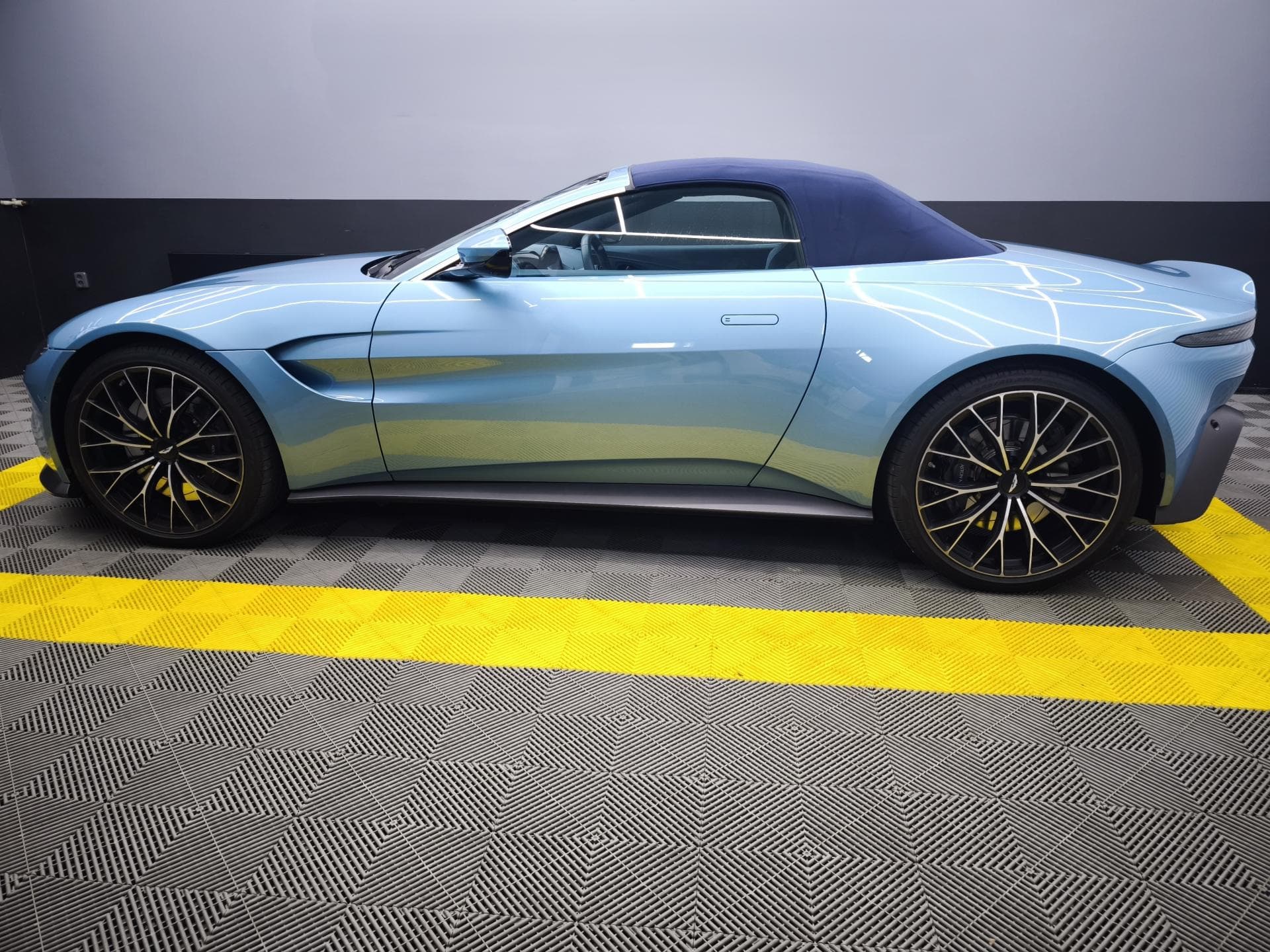 Aston Martin V8 VANTAGE - 11