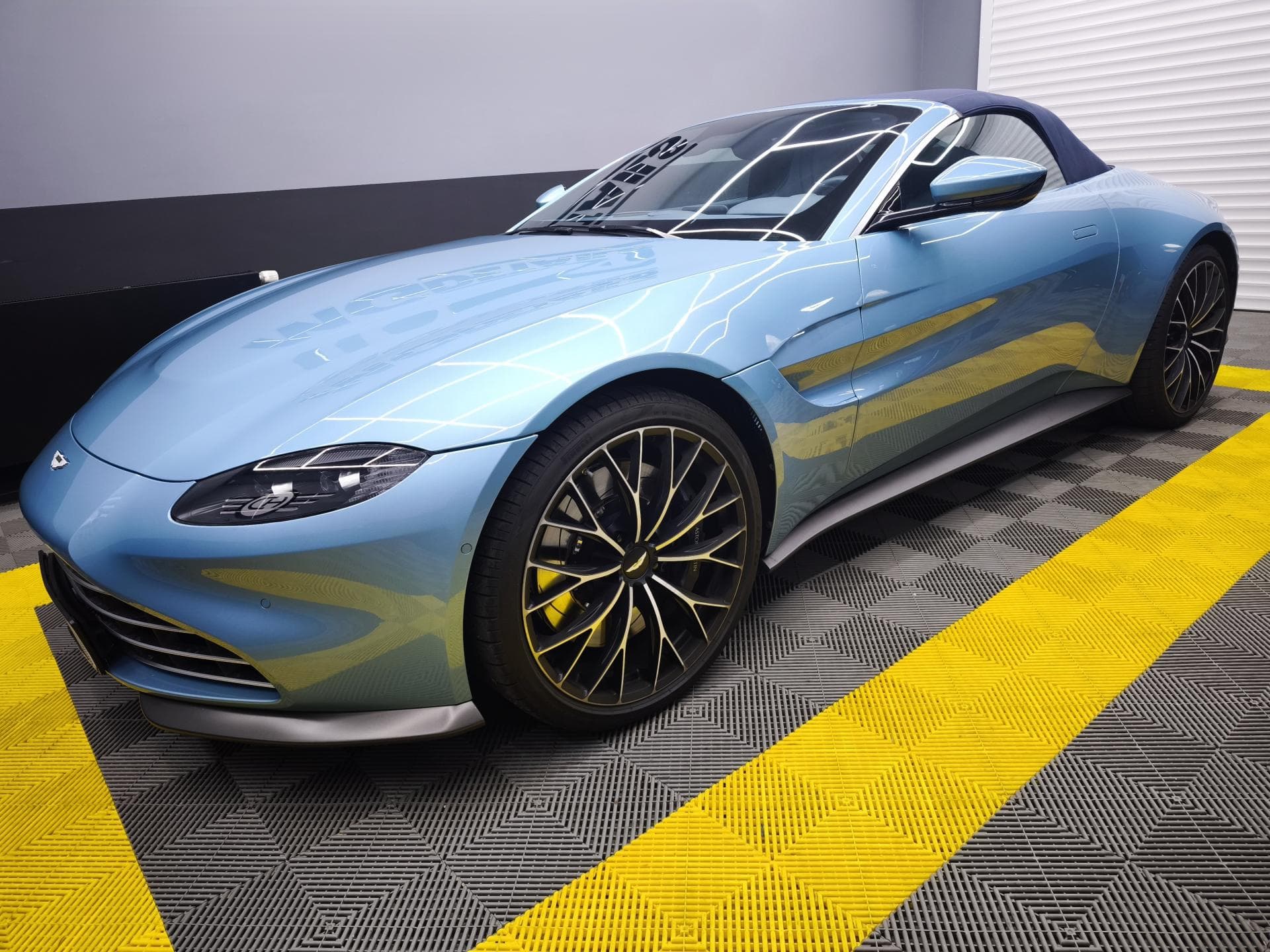 Aston Martin V8 VANTAGE - 12
