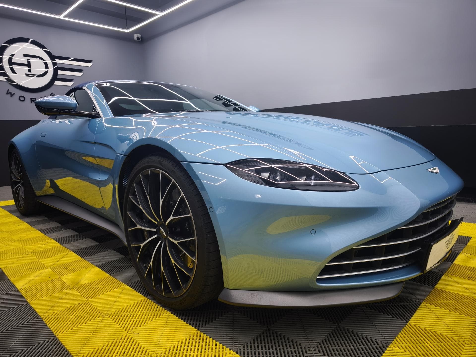 Aston Martin V8 VANTAGE