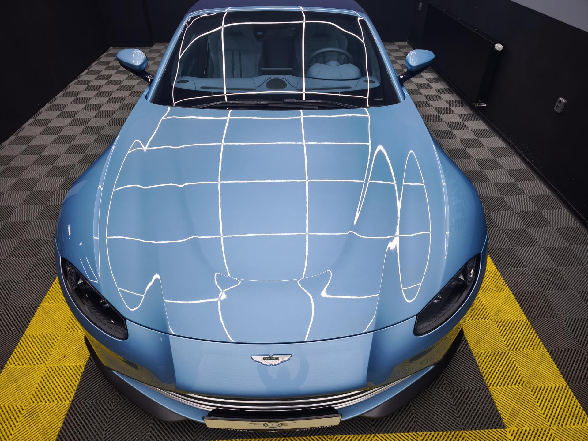 Aston Martin V8 VANTAGE - 7