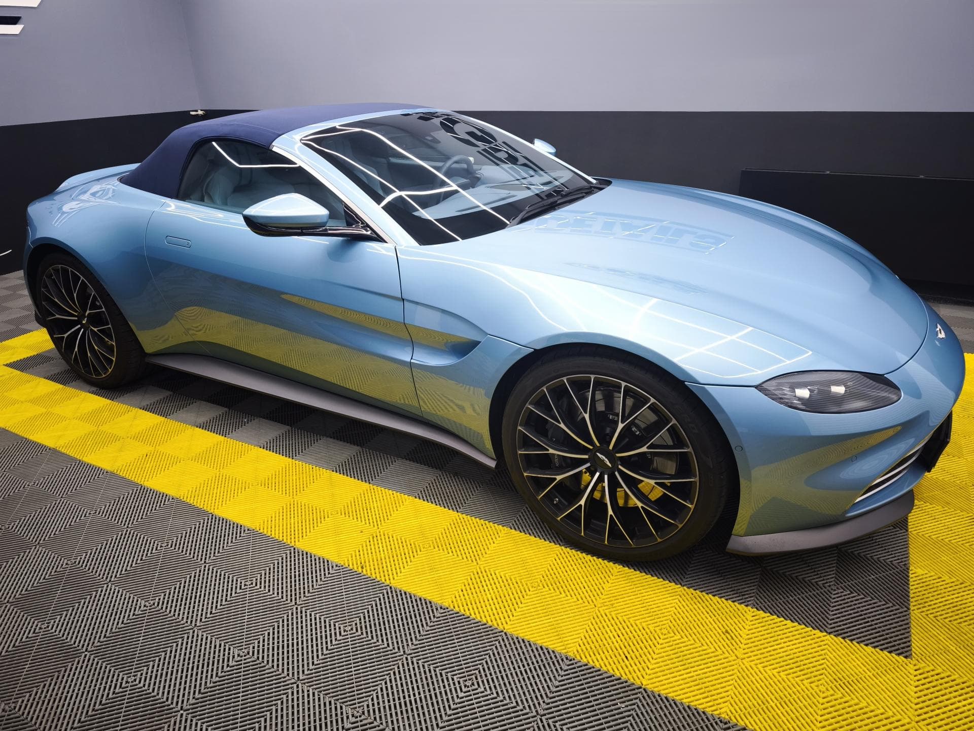 Aston Martin V8 VANTAGE - 8
