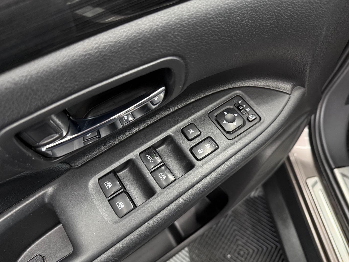 Mitsubishi OUTLANDER - 9
