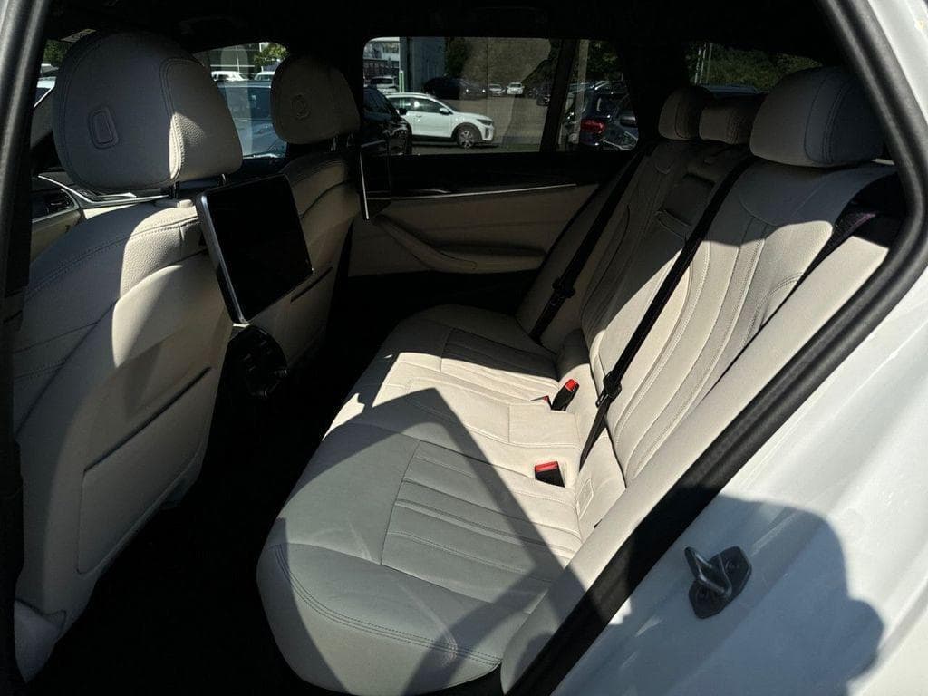 BMW 5-Series - 10