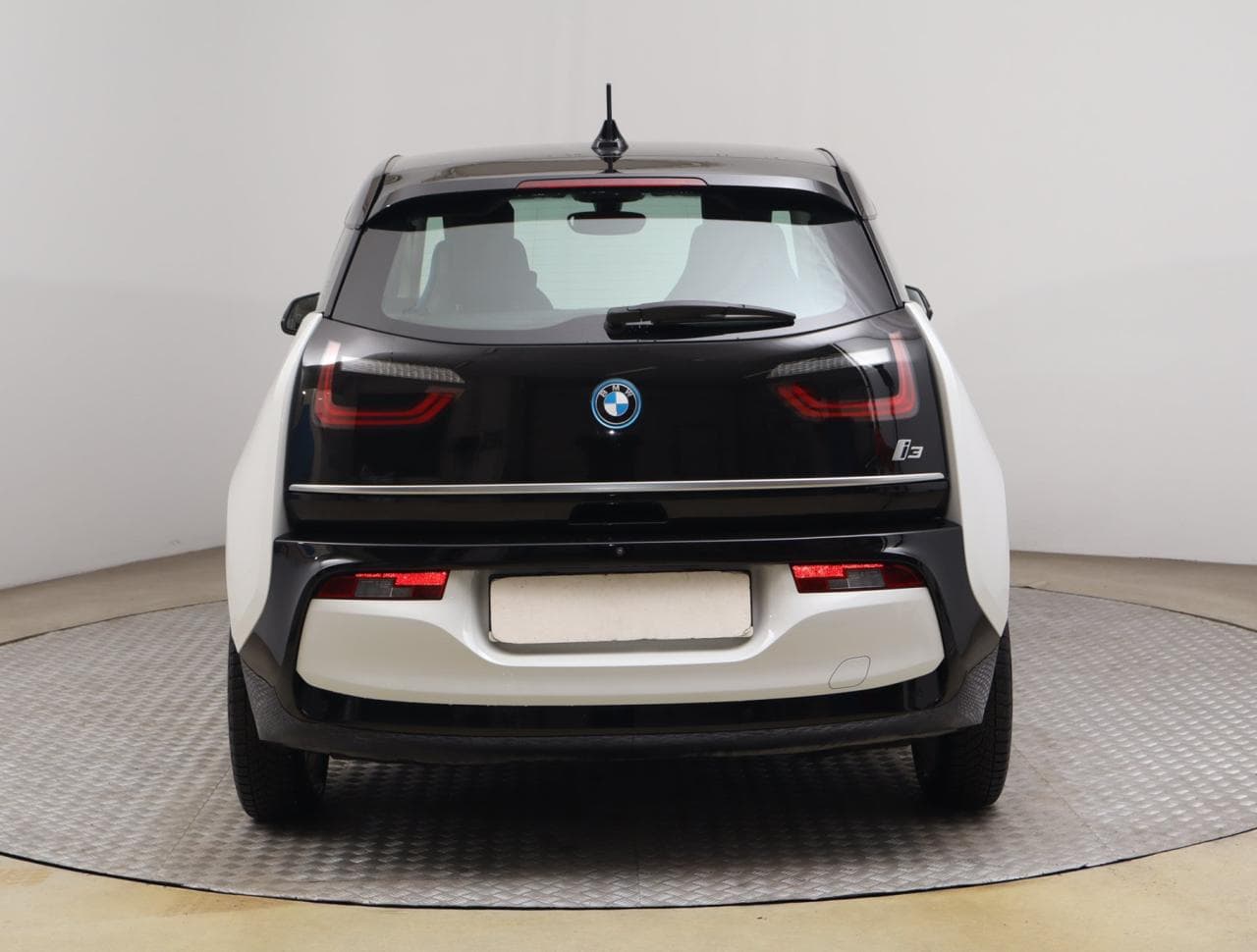 2022 BMW i3 - 6