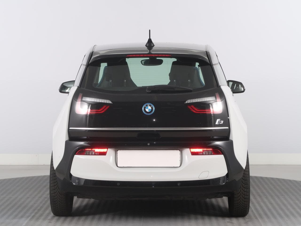 2020 BMW i3 - 6
