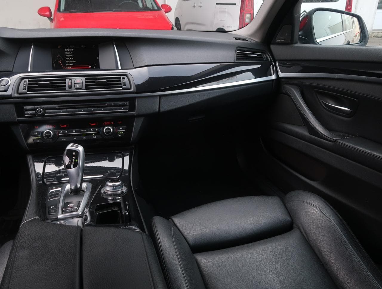 2015 BMW 5-Series - 11