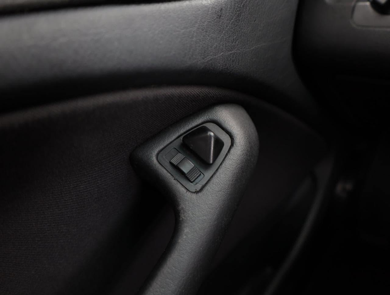 2003 BMW 3-Series - 37