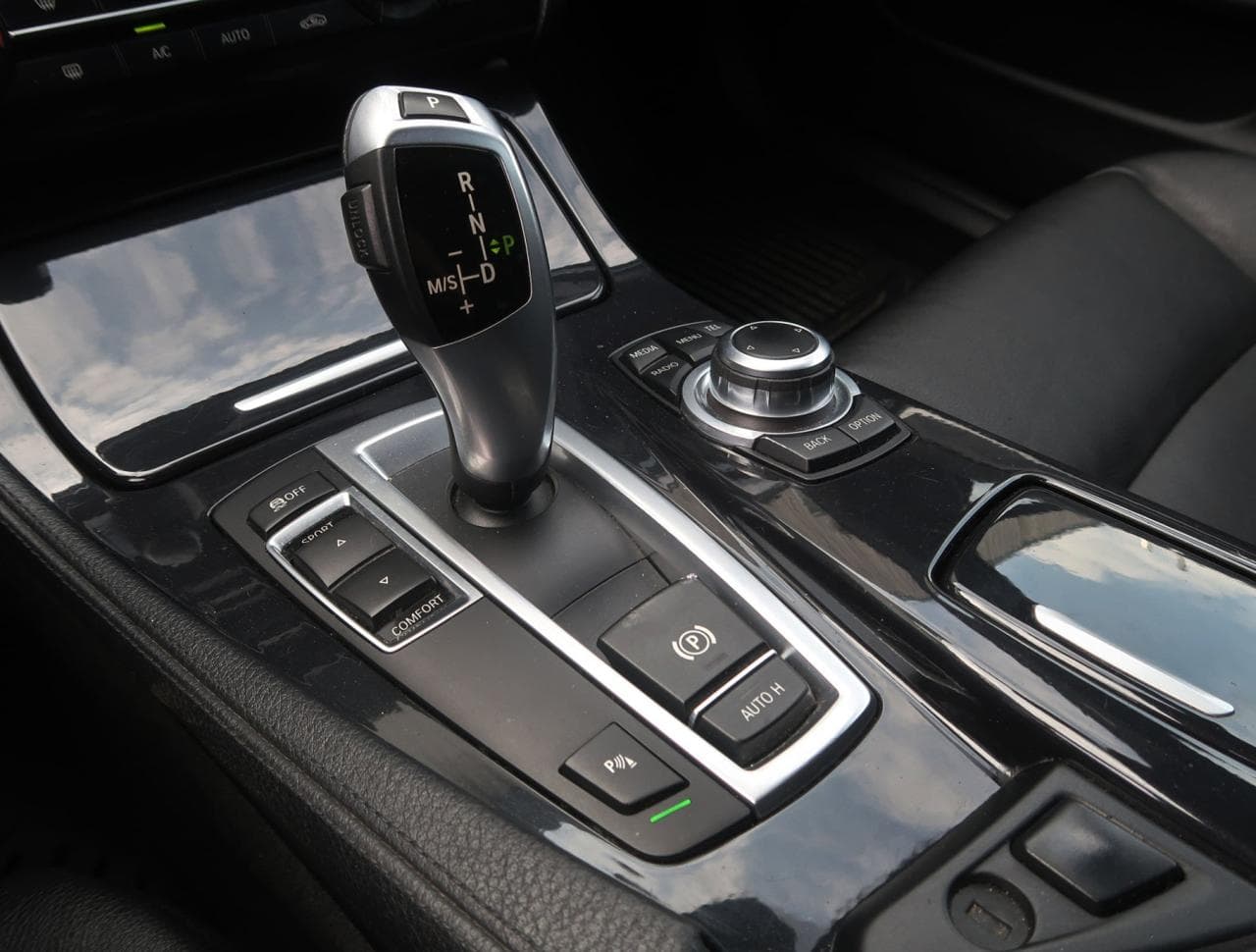 2013 BMW 5-Series - 37