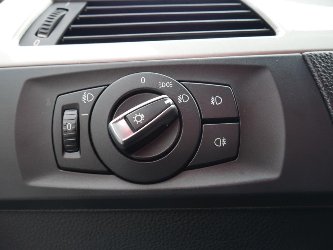 2012 BMW 3-SERIES - 12