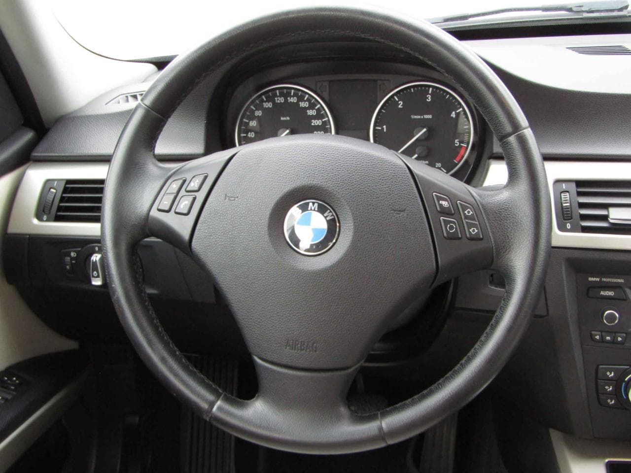 2010 BMW 3-SERIES - 12
