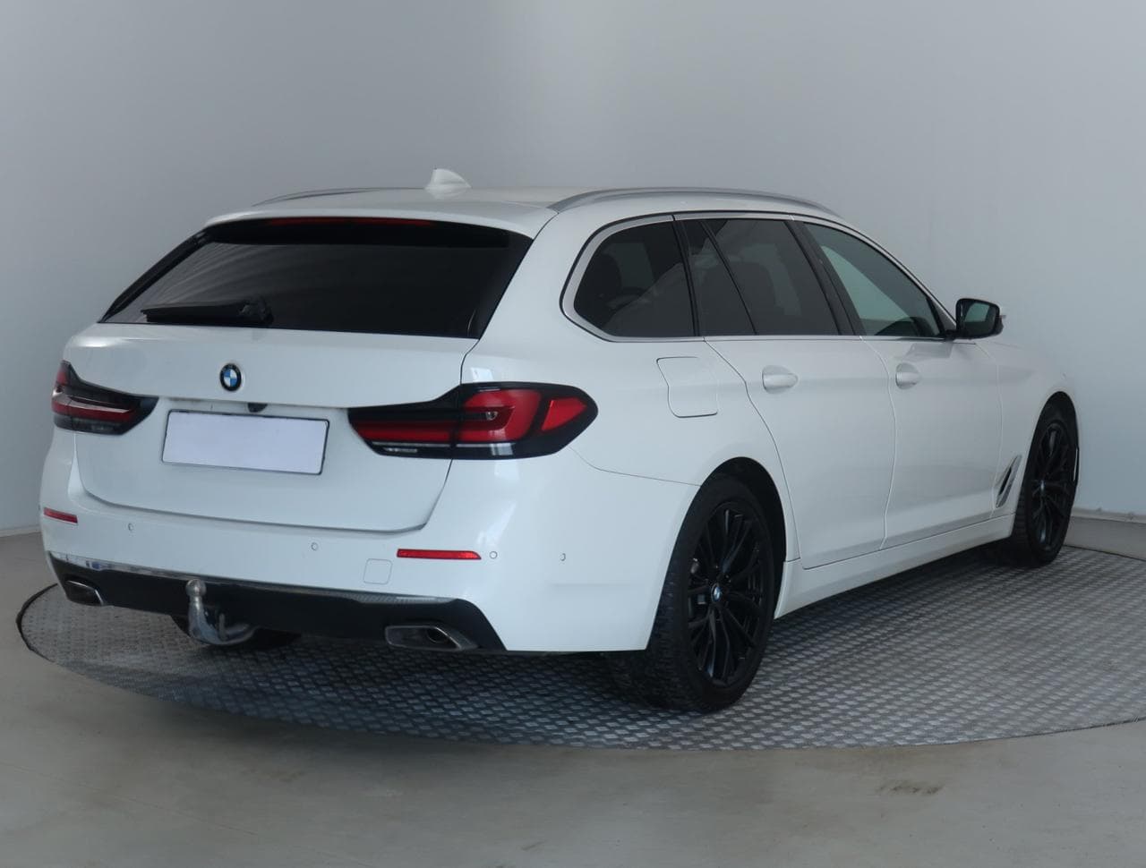 2020 BMW 5-SERIES - 9