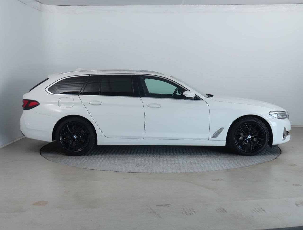 2020 BMW 5-SERIES - 11