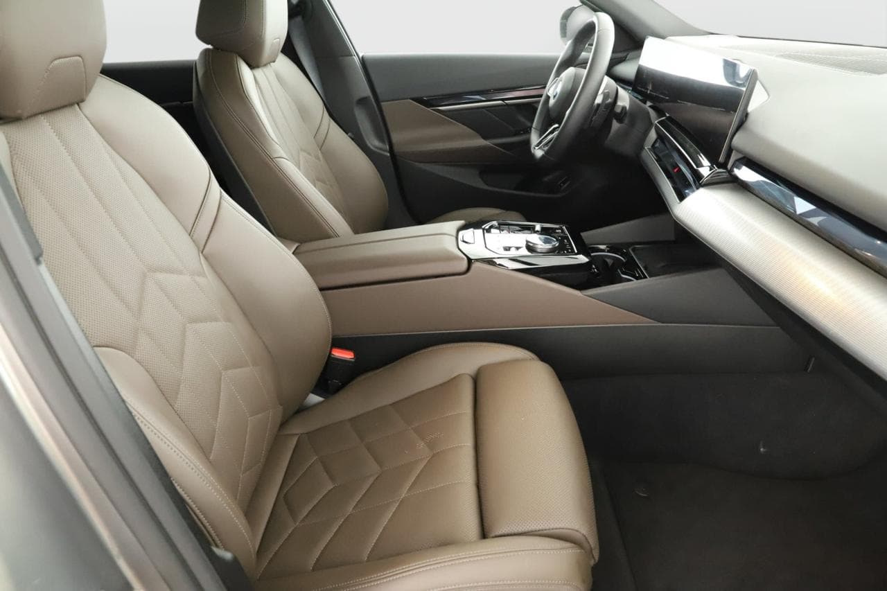 2025 BMW 5-SERIES - 10