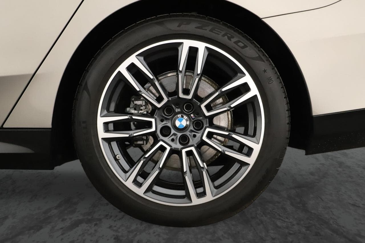 2025 BMW 5-SERIES - 18