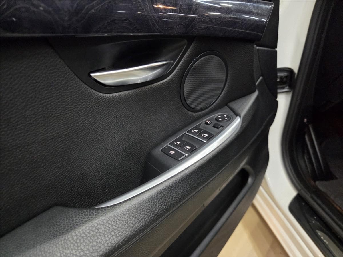 2011 BMW 5-SERIES - 17