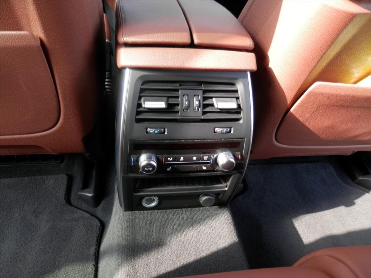 2015 BMW 5-Series - 16