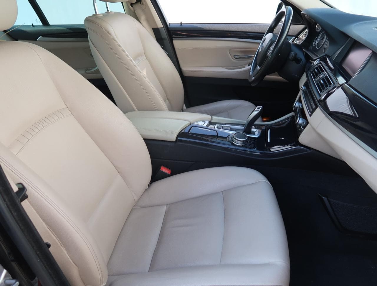 2016 BMW 5-Series - 12