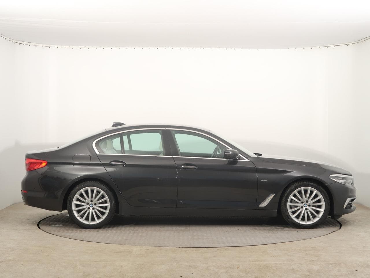 2017 BMW 5-SERIES - 8