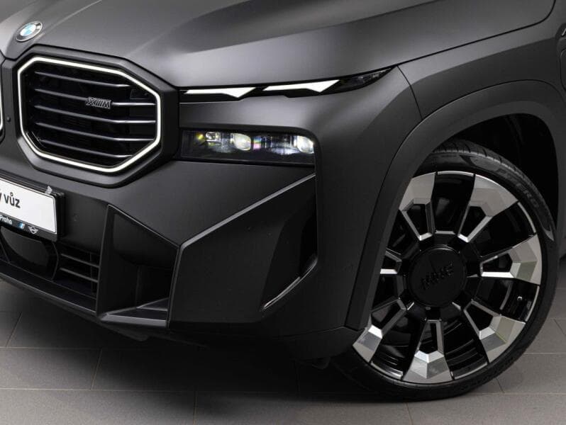 2025 BMW Xm - 13