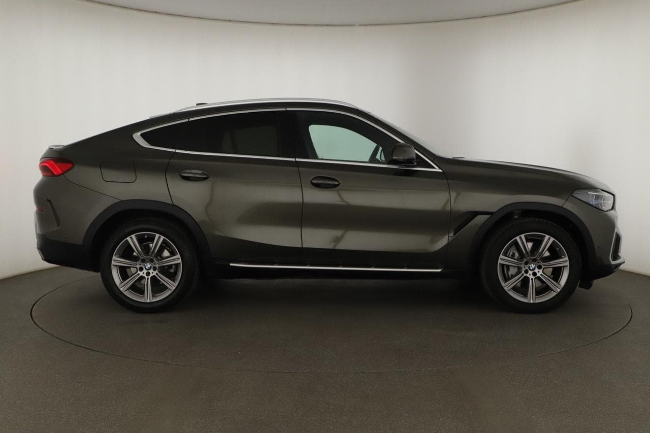 2022 BMW X6 - 8