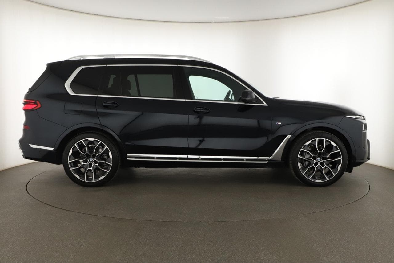 2025 BMW X7 - 8
