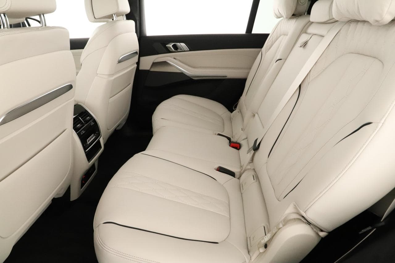 2025 BMW X7 - 12