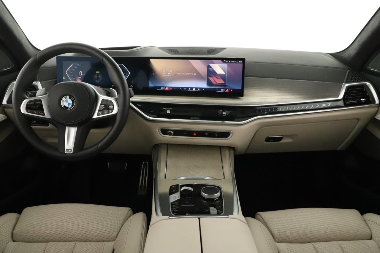 2025 BMW X7 - 9