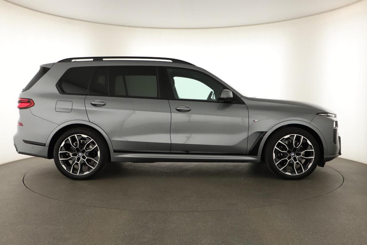 2025 BMW X7 - 8