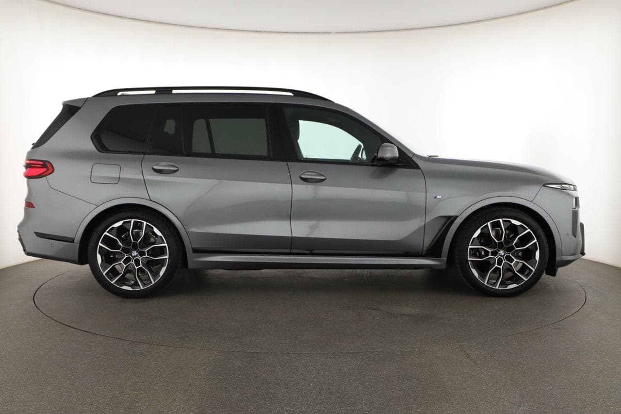 2025 BMW X7 - 8