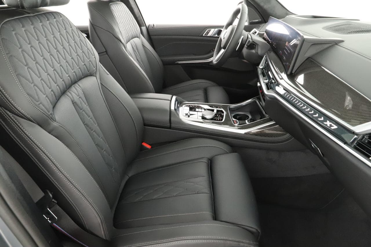 2025 BMW X7 - 13